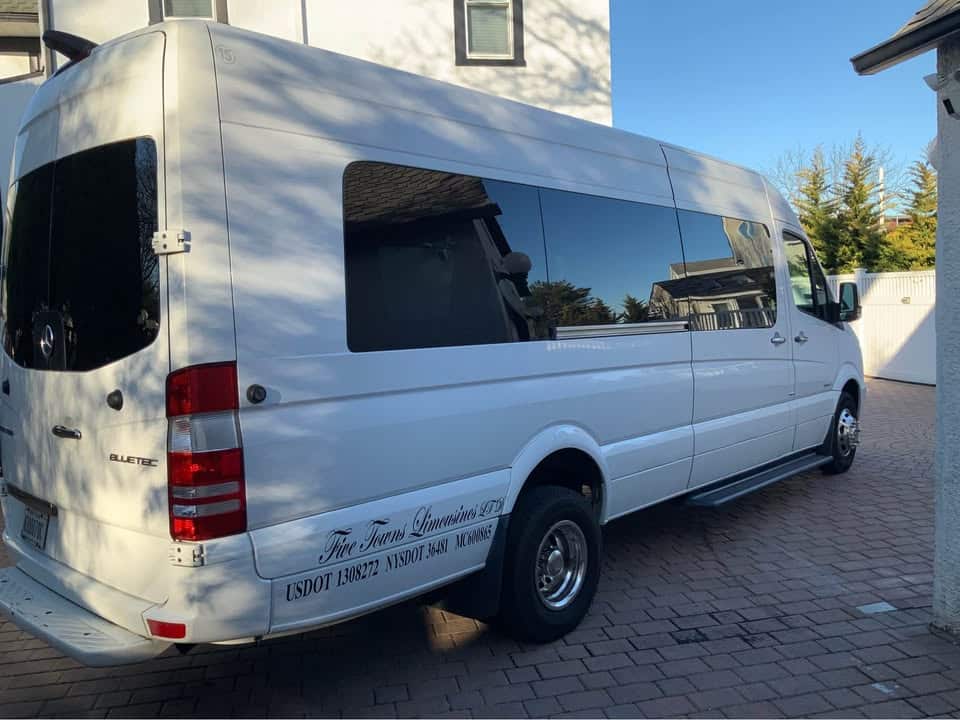 18 Passenger Mini Bus in Eustis, Florida
