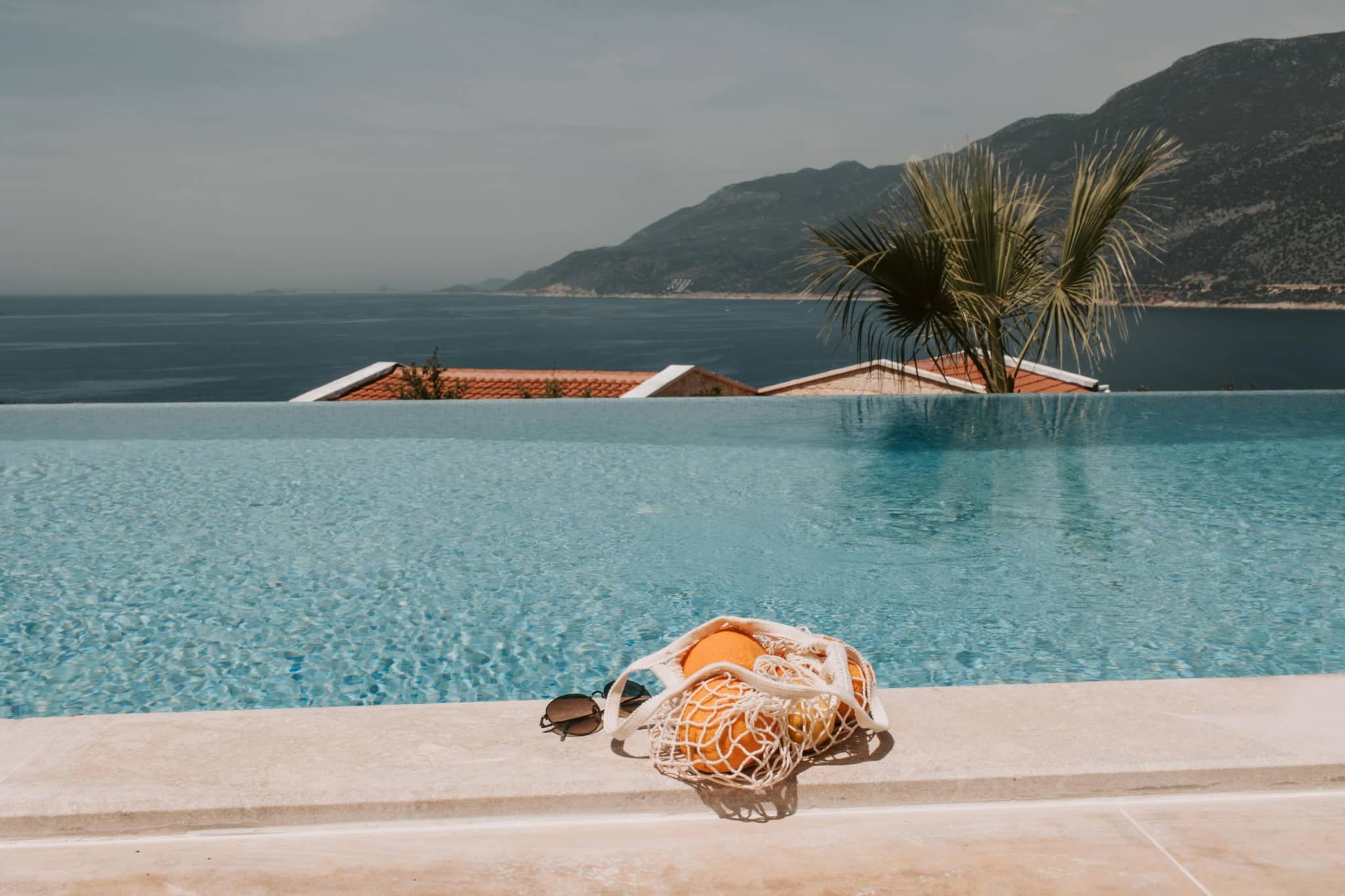 Explore Lancaster’s Hot Spots with a Luxury Gambling Shuttle Bus