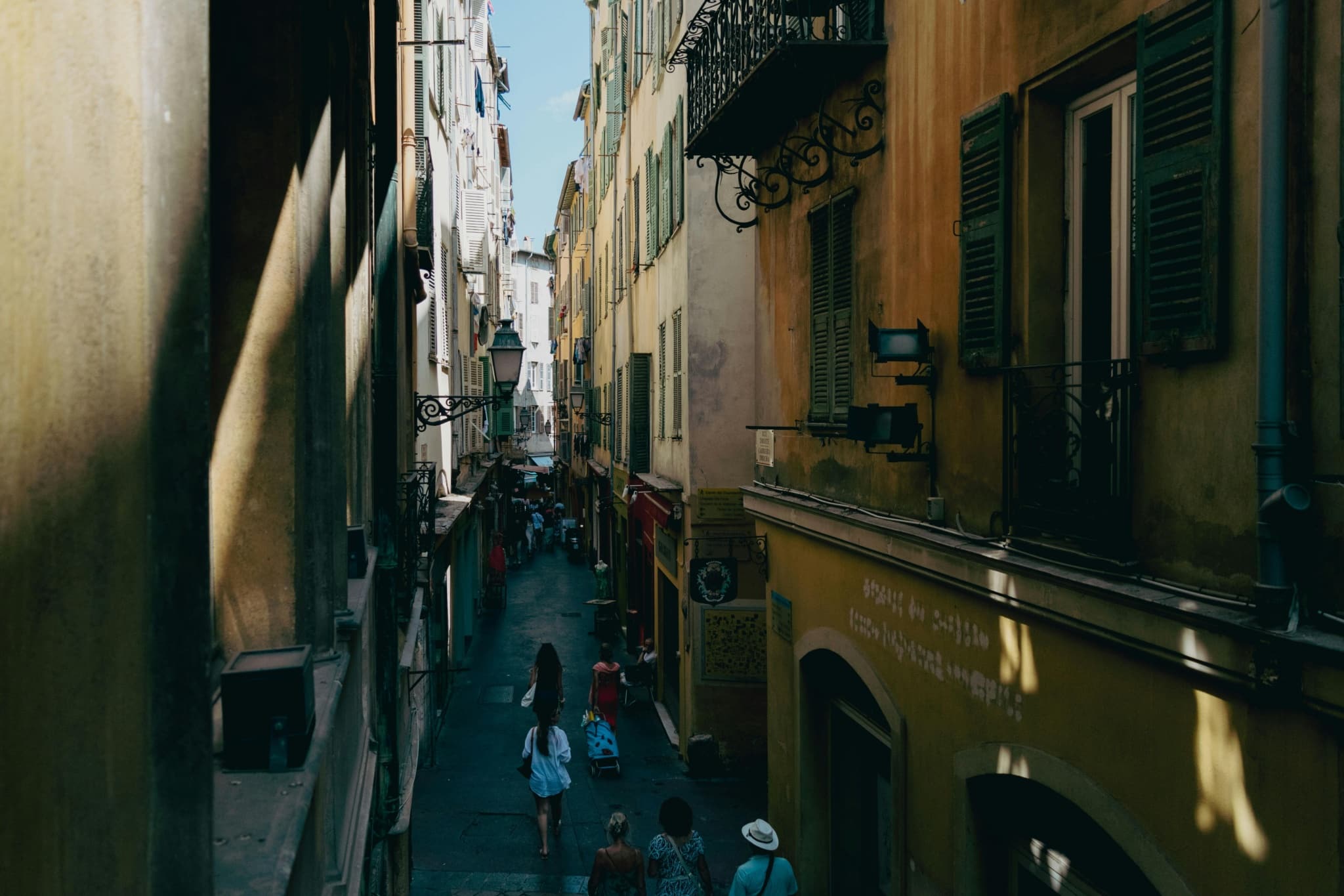 Explore Local Hot Spots with a Luxury Gambling Shuttle Bus